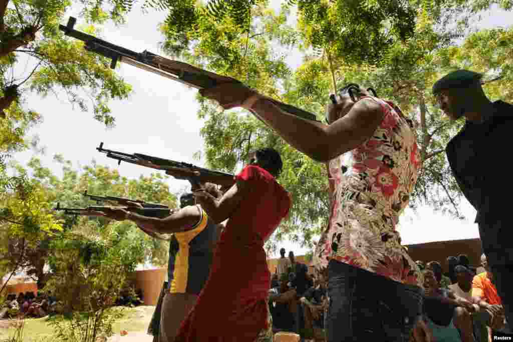 Women members of a self-defense militia calling itself the FLN (Front for the Liberation of the North) train in Sevare, about 600 kms (400 miles) northeast of the capital Bamako, July 11, 2012. 