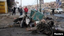 이라크에서 15일 연쇄 폭탄 테러로 수십명이 사망했다. 사진은 수도 바그다드의 폭탄 테러 현장.