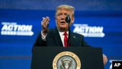 Predsednik Donald Tramp obraća se grupi mladih republikanaca u crkvi Drim Siti u Feniksu, 23. juna 2020. 