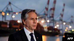 যুক্তরাষ্ট্রের পররাষ্ট্রমন্ত্রী অ্যান্টনি ব্লিংকেন ইসরায়েলের আশডড বন্দরে সাংবাদিকদের সাথে কথা বলছেন। ফটোঃ ১ মে, ২০২৪। 