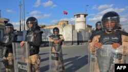 Polisi anti huru-hara Irak berjaga di depan Kedutaan Turki di Baghdad, 18 Februari 2021. (Foto: dok).