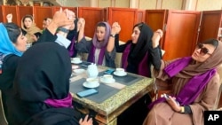 រូបឯកសារ៖ ស្ត្រី​ប្រមូលផ្តុំគ្នា ទាមទារ​សិទ្ធិ​របស់​ពួកគេ​ក្រោម​ការគ្រប់គ្រង​របស់​តាលីបង់​ក្នុង​ពេល​ពួកគេ​តវ៉ា​នៅ​ទីក្រុង​កាប៊ុល ប្រទេស​អាហ្វហ្គានីស្ថាន កាលពី​ថ្ងៃទី៤ ខែកញ្ញា ឆ្នាំ២០២១។