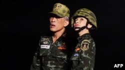 Foto yang dirilis oleh Kantor Istana Thailand yang diterima pada 26 Agustus 2019 menampilkan Raja Thailand Maha Vajiralongkorn bersama selirnya Sineenat Wongvajirapakdi.(Foto: kantor Istana Thailand via AFP)