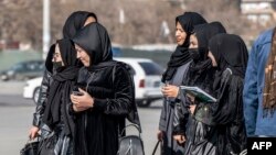 طالبانو طبي انستیتونو کې ښځو او نجونو پر زده کړو د بندیز دا پریکړه په داسې حال کې کړې چې افغانانو سره د نړیوالې ټولنې د مرستو د کمیدو له امله په دغه هیواد کې لسګونه روغتیايي مرکزونه تړل شوي دي. 