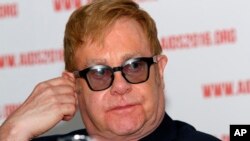 Juru bicara musisi Inggris Elton John memastikan bahwa Elton John tak akan tampil dalam acara pelantikan Presiden terpilih AS Donald Trump bulan Januari nanti (foto: dok).