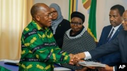Le mardi 25 août 2020, le président John Magufuli (à g.), qui brigue un second mandat de cinq ans, remet son dossier de candidature au président de la Commission électorale tanzanienne, le juge Semistocles Kaijage.