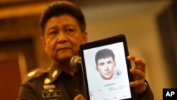 Juru bicara kepolisian nasional Prawut Thavornsiri menunjukkan gambar salah satu dari tiga pria yang sedang dikejar dalam kasus pemboman, di Bangkok, Thailand (1/9). (AP/Sakchai Lalit) 