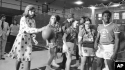 '스페셜올림픽'을 창설한 유니스 케네디 슈라이버 여사가 1975년 2월 뉴욕의 장애인 학교에서 지적장애 학생들과 농구를 하고 있다.