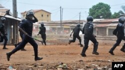 La police antiémeute intervenant dans un quartier de Conakry, en Guinée, le 21 novembre 2017.