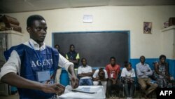 ARCHIVES - Le décompte des bulletins de vote à Lubumbashi, en RDC, le 30 décembre 2018.