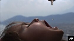 تنها با دو قطره واکسین پولیو، کودکان زیر سن پنج سال تان را از فلج دایمی نجات دهید.