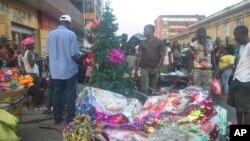 Les libériens se procurent des articles de Noël dans un marché improvisé à Monrovia, au Libéria, 24 décembre 2014.