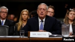 Jenderal purnawirawan Korps Marinir AS, James Mattis, bersaksi dalam sidang dengar pendapat pencalonannya menjadi menteri pertahanan di Kongres, Washington (12/1). (Reuters/Jonathan Ernst)