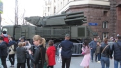 俄在中国门前大阅兵展示超级巨炮等新式武器