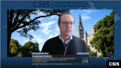 오바마 행정부에서 백악관 아시아 담당 선임보좌관을 지낸 에반 메데이로스 전 보좌관이 17일 워싱턴의 전략국제문제연구소(CSIS)가 개최한 온라인 토론회에서 발언하고 있다.