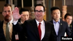 3일 무역 분쟁 관련 협상을 위해 중국을 방문한 스티븐 므누신 미 재무장관이 베이징의 호텔에 들어서고 있다.