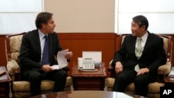 លោក Tony Blinken ​អនុ​រដ្ឋ​មន្រ្តី​ការបរទេស​សហរដ្ឋ​អាមេរិក​ ឆ្វេង និយាយ​ជាមួយ​លោក Cho Tai-yong ​អនុ​រដ្ឋមន្រ្តី​ការបរទេស​កូរ៉េ​ខាង​ត្បូង​​ នៅ​ក្នុង​កិច្ច​ពិភាក្សា​នា​ឯ​ក្រសួង​ការបរទេស​ក្នុង​ទីក្រុង​សេអ៊ូល កាល​ពី​ថ្ងៃ​ច័ន្ទ​ ទី​៩ ខែ​កុម្ភៈ ឆ្នាំ​២០១៥។