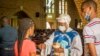 Une catholique reçoit la Sainte Communion à la cathédrale Notre-Dame du Congo à Kinshasa le 16 août 2020 lors de la première messe célébrée depuis le 24 mars, en raison de la pandémie COVID-19.