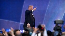 Tổng thống Mỹ Donald Trump chỉ về phía khán giả sau khi phát biểu tại hội nghị thượng đỉnh CEO Hợp tác Kinh tế Châu Á-Thái Bình Dương tại Trung tâm Hội nghị Aryana ở Đà Nẵng, Việt Nam, ngày 10 tháng 11, 2017.