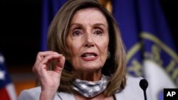 រូបឯកសារ៖ ប្រធាន​រដ្ឋសភា​សហរដ្ឋអាមេរិក​លោកស្រី Nancy PelosiNancy Pelosi ថ្លែងក្នុងសន្និសីទសារព័ត៌មានមួយ នៅ​វិមាន​សភា​កាពីតូលក្នុងរដ្ឋធានីវ៉ាស៊ីនតោន នៅ​ថ្ងៃទី១៣ ខែសីហា ឆ្នាំ២០២០ ។