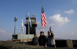 지난 2013년 12월 조 바이든 부통령(중앙)이 판문점 비무장 지대 관측소를 방문했다.