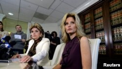 Summer Zervos, mantan kontestan acara TV, "The Apprentice," didampingi pengacaranya Gloria Allred, saat berbicara tentang tuduhan pelecehan seksual terhadap Donald Trump dalam sebuah konferensi pers di Los Angeles, 14 Oktober 2016.