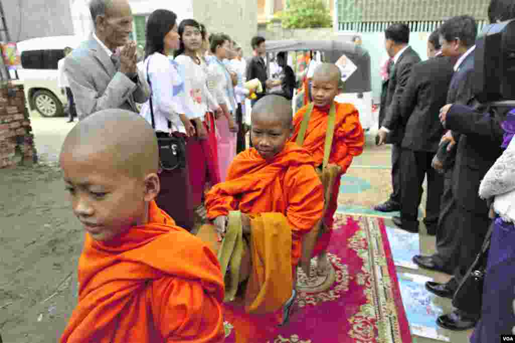 ព្រះសង្ឃនិមន្តចូលអង្គពិធីរំឭកខួប៧០ឆ្នាំនៃការបាត់បង់ទឹកដីកម្ពុជាក្រោម ដែលធ្វើឡើងនៅខណ្ឌសែនសុខ រាជធានីភ្នំពេញ កាលពីថ្ងៃទី៤ ខែមិថុនា ឆ្នាំ២០១៩។ (អូន ឆេងប៉រ/VOA)