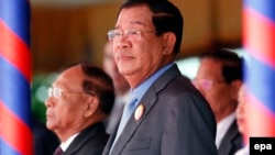 រូបឯកសារ៖ លោក​នាយក​រដ្ឋមន្ត្រី ហ៊ុន​ សែន និង​លោក ហេង សំរិន ចូលរួម​ពិធី​គម្របខួប៦៥ឆ្នាំនៃគណបក្សប្រជាជនកម្ពុជា នៅរាជធានី​ភ្នំពេញ កាលពីថ្ងៃទី២៨ ខែមិថុនា ឆ្នាំ២០១៦។