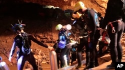 Wasu kwararrun 'yan iyo na shirin shiga kogo mai shake ruwa don ceto yaran