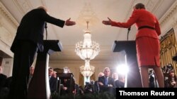 Ambasador Velike Britanije u SAD Kim Derok iz prvog reda sluša konferenciju za novinare predsednika Trampa i premijerke Tereze Mej u Beloj kući (Foto: Reuters) 