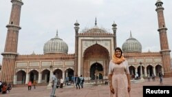 Duta Besar Amerika untuk PBB, Nikki Haley mengunjungi Masjid Jama di New Delhi, India Kamis (28/6). 