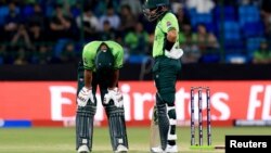 د پاکستان او نیوزیلنډ ترمنخ لوبه کې فخر زمان د سینې له درد څخه شکایت وکړ. 