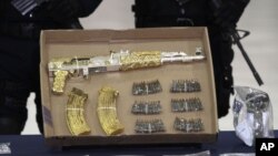 Senjata api berlapis emas dan perak milik salah satu gembong kartel narkoba di Meksiko. (Foto: Dok)