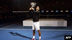 Novak Đoković sa trofejem namenjenom pobedniku Australijen Opena