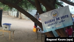 Un bureau de vote sous un arbre à Gassi, un quartier Est de Ndjamena, Tchad, le 10 avril 2016. (VOA Afrique/Bagassi Koura)