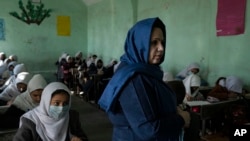 Gadis-gadis Afghanistan mendengarkan guru mereka di Sekolah Menengah Putri Tajrobawai, di Herat, Afghanistan, Kamis, 25 November 2021. (Foto: AP)