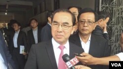 រូបឯកសារ៖ លោក​ វេង​ សាខុន​ រដ្ឋមន្ត្រី​ រដ្ឋមន្ត្រី​ក្រសួងកសិកម្ម​ រុក្ខាប្រមាញ់​ និង​នេសាទ​ ថ្លែង​ទៅកាន់​អ្នក​សារព័ត៌មាន​ អំពីការ​ផលិត​បន្លែក្នុង​ស្រុក​ នៅ​សាកល​វិទ្យាល័យ​ភូមិន្ទកសិកម្ម​ កាលពីថ្ងៃ​ទី​១៨​ ខែតុលា​ ឆ្នាំ​២០១៧។​ (ហ៊ុល រស្មី/VOA)