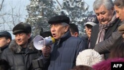 Sotsial-Demokratik partiya hamraisi Jarmaxan Tuyakbay Almatidagi namoyishda so’zlamoqda, 28-yanvar, 2012-yil. Mitingda parlament saylovlari natijalari va Janao’zenda konchilar isyonining kuch bilan bostirilganini tanqid qilindi. Yig’in huquq-tartibot xodi