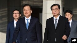 Kepala Kantor Keamanan Nasional kepresidenan; Suh Hoon (kanan depan), kepala Dinas Intelijen Nasional Korsel, dan anggota delegasi lainnya menaiki pesawat menuju Pyongyang di pangkalan udara militer di Seongnam, Seoul selatan, Korea Selatan, Rabu, 5 September 2018.