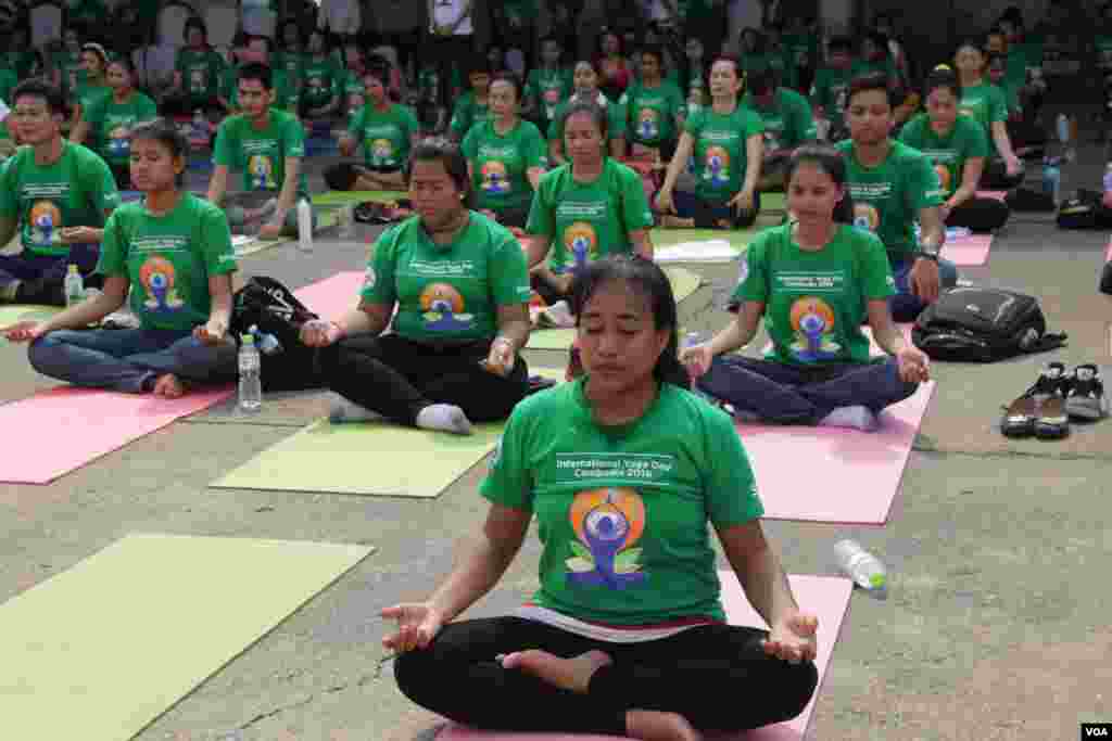 ប្រជាពលរដ្ឋប្រមាណជាង១០០០នាក់ប្រមូលផ្ដុំគ្នានៅពហុកីឡាដ្ឋានអូឡាំពិកនៃ រាជធានីភ្នំពេញនៅថ្ងៃអាទិត្យ ទី១៩ ខែមិថុនា ឆ្នាំ២០១៦ ដើម្បីប្រារព្ធទិវាយោគៈអន្តរជាតិក្នុងគោលបំណងរក្សាសុខភាពឲ្យបានប្រសើរជាងមុន។មនុស្សទូទាំងពិភពលោកនាំគ្នាហាត់យោគៈដើម្បីរក្សាសុខភាពឲ្យបានល្អ និងដើម្បីឲ្យតម្លៃប្រពៃណីឥណ្ឌាបុរាណ។(ឡេង ឡែន/VOA)&nbsp;