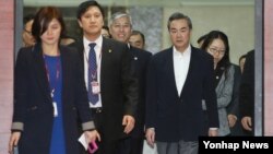 제7차 한중일 외교장관 회담에 참석하는 왕이 중국 외교부장(오른쪽)이 20일 김포국제공항을 통해 입국하고 있다.