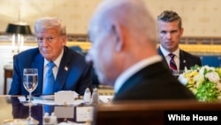 资料照：2025年7月7日，唐纳德·特朗普总统在白宫为以色列总理本雅明·内塔尼亚胡举行双边晚宴。