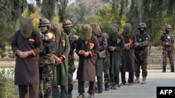 កងកម្លាំង​សន្តិសុខ​ជាតិ​របស់​អាហ្វហ្គានីស្ថាន​នាំ​ខ្លួន​ក្រុម​តាលីបង់​ដែល​គេ​ចោទប្រកាន់​ បង្ហាញ​ដល់​សារព័ត៌មាន​ នៅ​ក្នុង​ក្រុង Jalalabad កាលពី​ថ្ងៃទី២៣ ខែមករា ឆ្នាំ២០១៩។