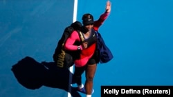 Serena Williams quitte le court de Melbourne, Australie, le 18 février 2021.