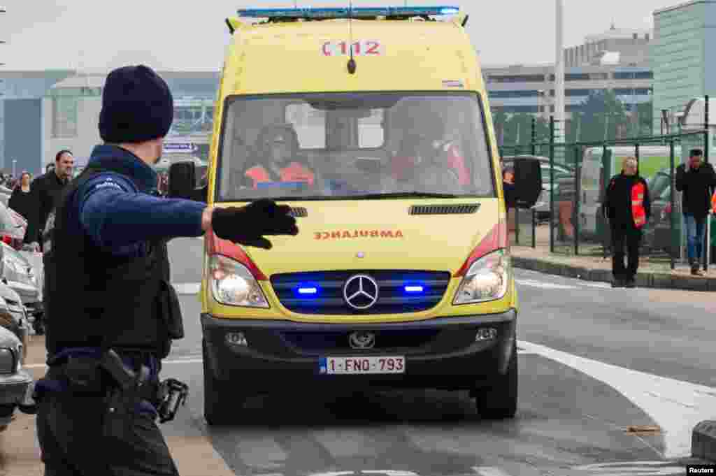 Ambulans &nbsp;tiba di lokasi ledakan di bandara Brussels, Belgia (22/3).&nbsp;(AP/Geert Vanden Wijngaert)