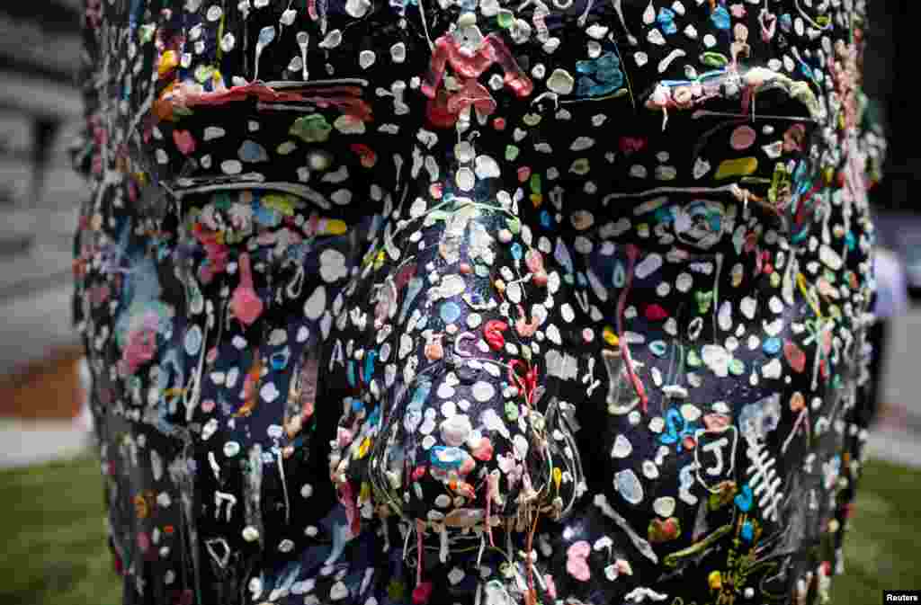 Patung kepala karya seniman Douglas Coupland di galeri seni Vancouver, Kanada.