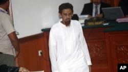 Para perempuan anggota TNI melakukan atraksi menandai Hari Kartini di Jakarta, 21 April 2013.