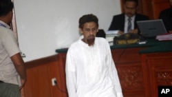 Terdakwa pelaku bom bali pertama, Umar Patek, memasuki ruang sidang dalam persidangan kasusnya di Pengadilan Negeri Jakarta Barat, pada 21 Juni 2012. (Foto: AP) 