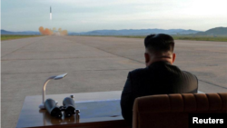 Image du lancement d'un missile devant le leader nord-coréen Kim Jong Un 