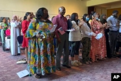 지난달 21일 미네소타주 세인트폴의 마운트자이언 사원에서 새 시민권자들이 선서하고 있다. (자료사진)